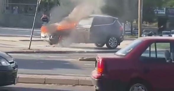 VIDEO/Digjet në flakë makina e Shpat Kasapit, këngëtari i shpëton zjarrit