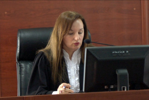 Dyshime për pastrimin e 1 milion dollarëve, kallëzohet penalisht gjyqtarja e Durrësit