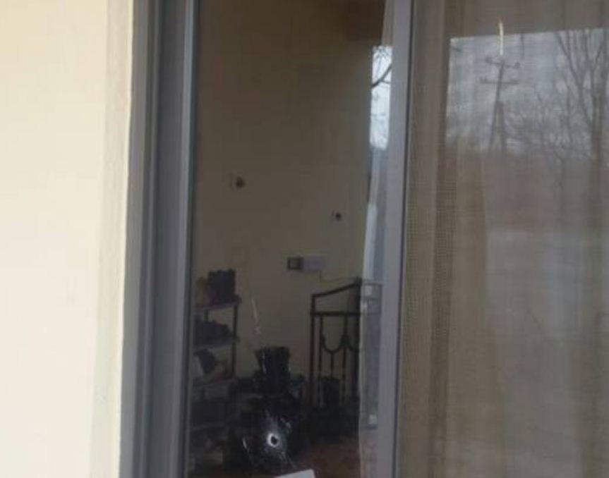 Sulmohet me breshëri automatiku shtëpia e kryeplakut