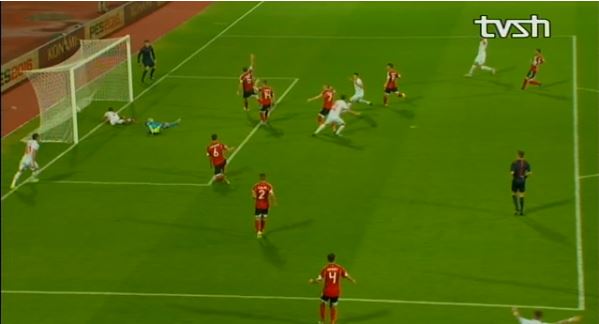 FOTO/Serbët kërcënojnë me faull, Lila me goditje