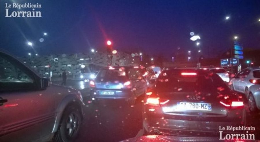 Policia franceze terror ndaj shqiptarëve, i ndalon me armë dhe i zbret nga autobusi