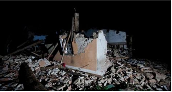 TERMETI/Shemben dy shtëpi në Tepelenë