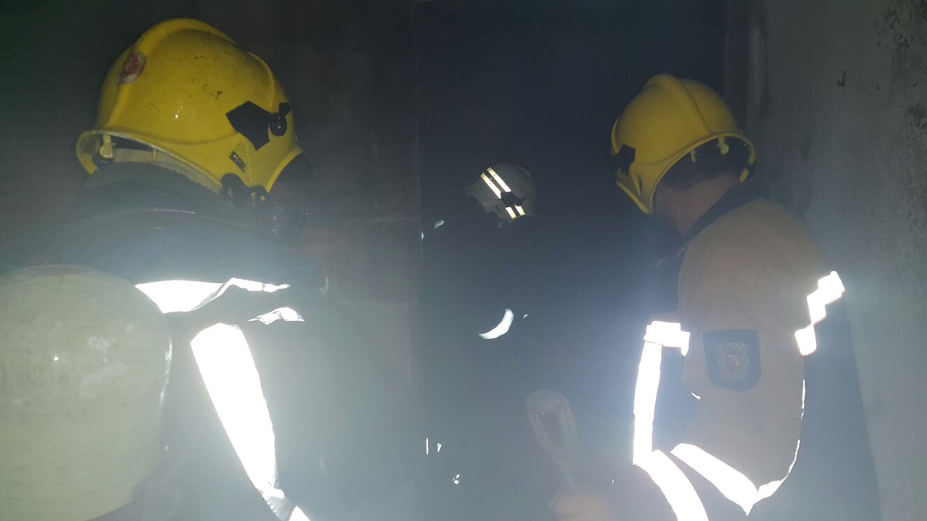 Devoll, zjarri shkrumbon dy shtëpi dhe zyrat e njësisë administrative