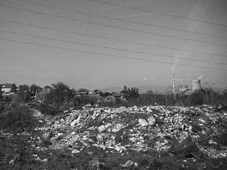 Djegia e mbeturinave të fabrikave rrezikon banesat në Krujë