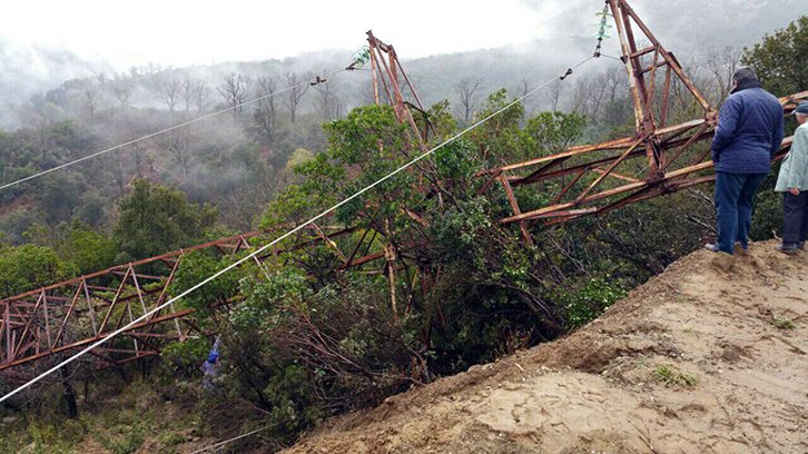 LISTA/ Moti i keq, gjysma e vendit në errësirë nga defektet në rrjetin energjetik