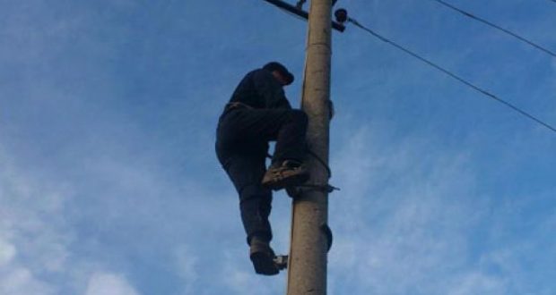 KELMEND/Vdes në shtyllën elektrike 56-vjeçari