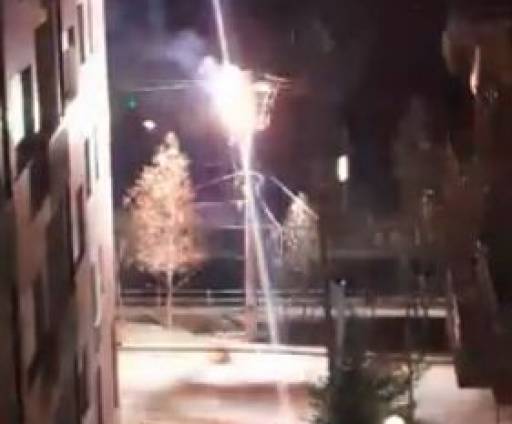 VIDEO/ Shpërthen në flakë një shtyllë e energjisë elektrike te Liqeni i Thatë