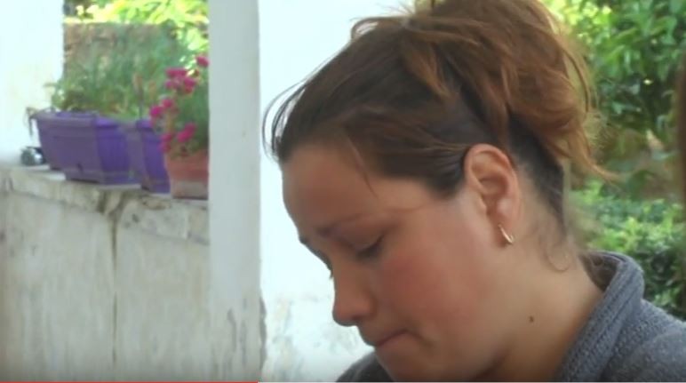 Flet për herë të parë gruaja që humbi dy fëmijët e saj në aksidentin tragjikë të Kavajës