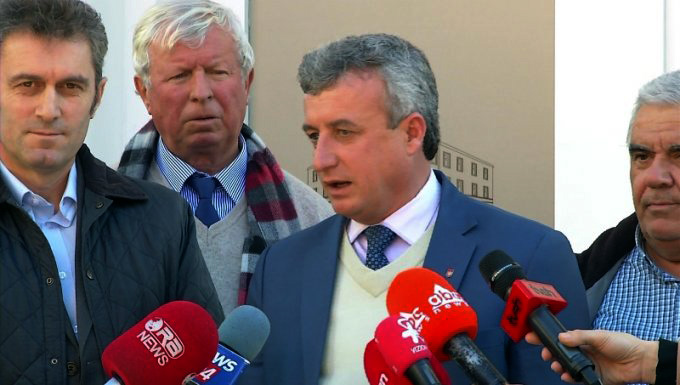 Mësuesit e zhgënjyer nga shpërblimi, paralajmërojnë bojkot mësimi dhe grevë urie