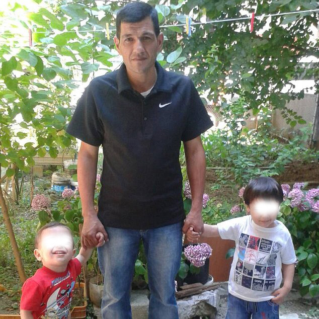 FOTO/ Siriani që tronditi botën, u mbyt  me nënën dhe vëllain