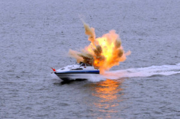 Himarë, digjet skafi në det, rrezikohen turistët e huaj