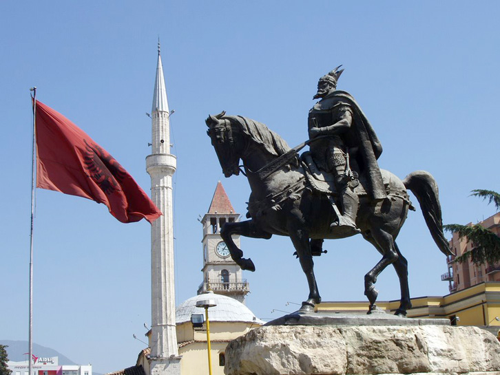 Vajza e skulptorit humbet gjyqin me “Skënderbeun”