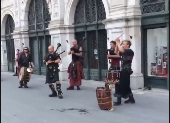 VIDEO/ E mahnitshme…! Skocezët luajnë “Bjeri gajdes, gajdexhi”…!