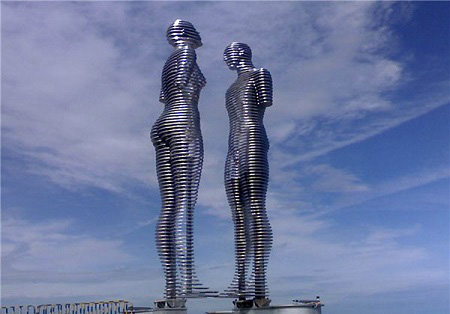 VIDEO/ Një statujë për dashurinë tragjike