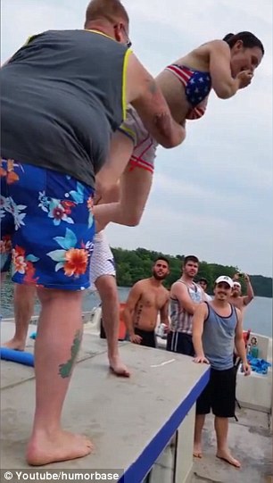 VIDEO/ Mos e hidhni të dashurën tuaj në det në këtë mënyrë…, sepse shihni se  çfarë ndodh