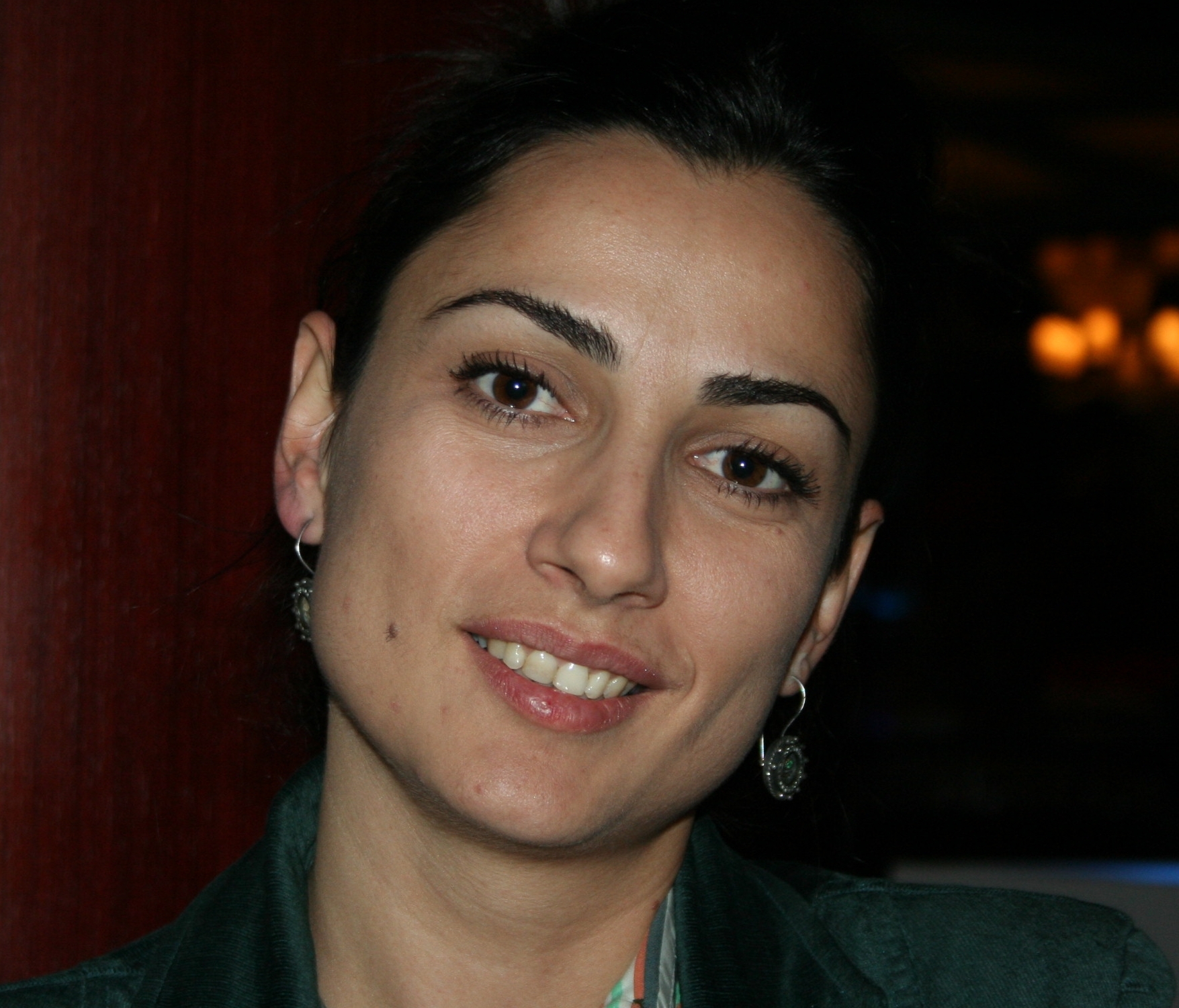 Luneda Sufali, “cubja” që “ia mblodhi” Fatmir Xhafajt, nga gazetaria investigative në drejtore “kumari”