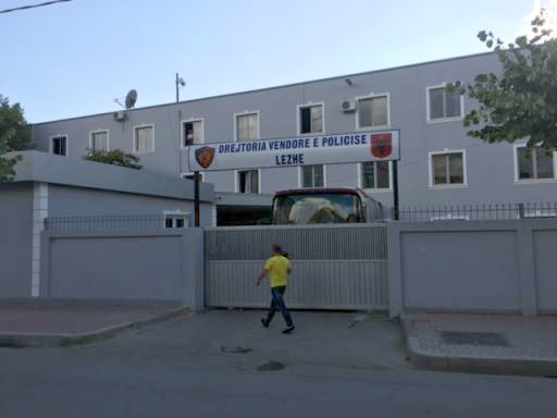 FOTO SKANDAL/ Lezhë, studentët malazezë provokojnë me tre gishta në ambientet e drejtorisë së Policisë