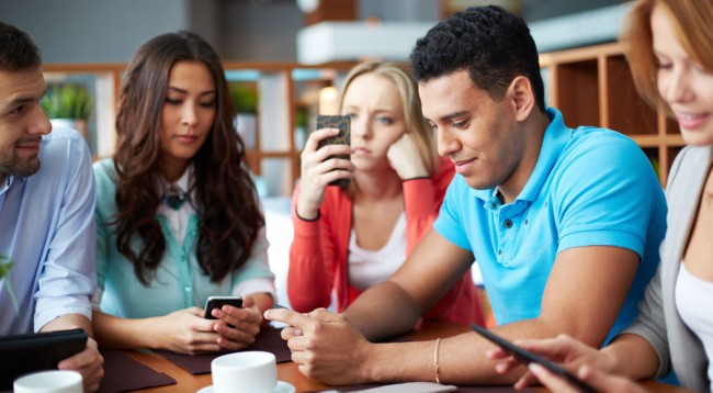 5 probleme serioze që vijnë nga varësia ndaj celularëve