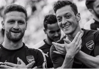 FOTO LAJM/ Shkodran Mustafi “detyron” Mesut Ozil të bëjë simbolin e shqiponjës