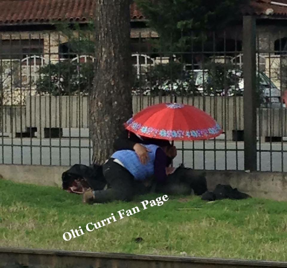 FOTO LAJM/ Gëzuar Shën Valentinin me seks oral në mes të Durrësit