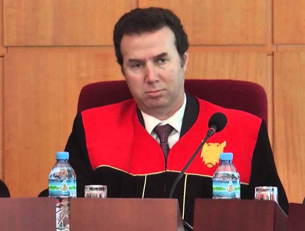 Jep dorëheqjen anëtari i Gjykatës Kushtetuese Sokol Berberi