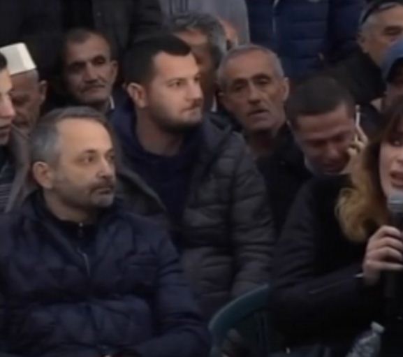 VIDEO/ Dy gazetarë kundër kryeministrit e në mbështetje të protestës