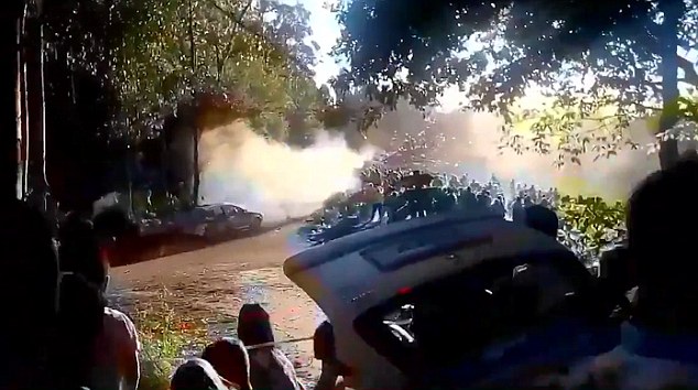 6 të vdekur dhe18 të plagosur, makina përfundon mbi njerëzit në garat Rally