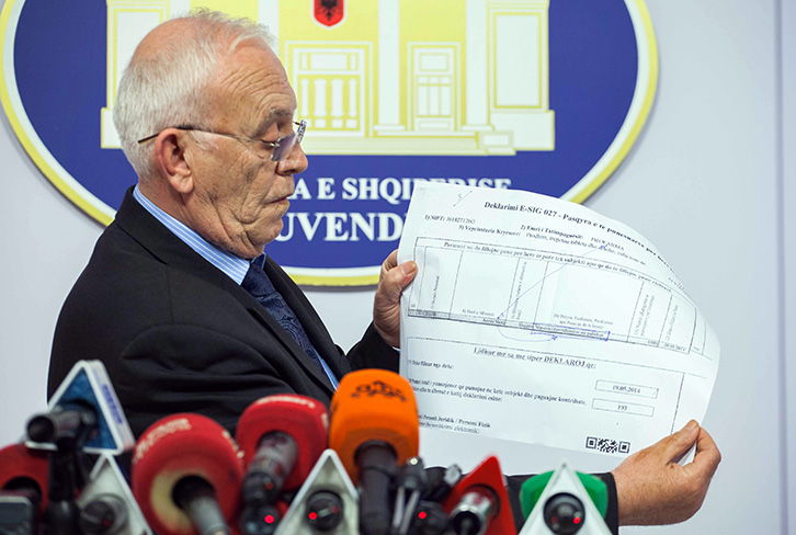 “Baba Taku” del nga spitali, hap çantën… dhe çudit përsëri