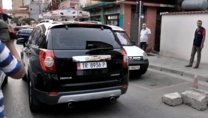 FOTO LAJM DENONCUES/ Baba Taku “ndërron mendje “për “destabilizimin”, “i ikën mendja” dhe futet kundërvajtje me makinë