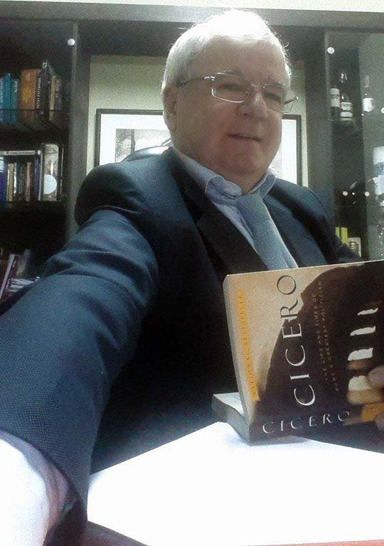 Spartak Ngjela në “Facebook”: “Gomari fërkon gomarin”