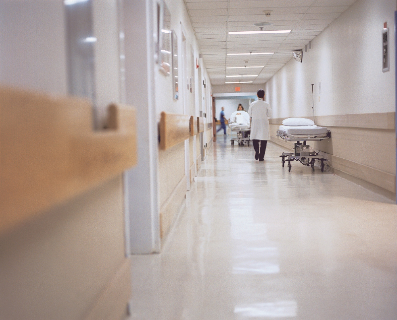 Elbasan, pezullohet infermieri që tentoi të abuzojë me pacienten