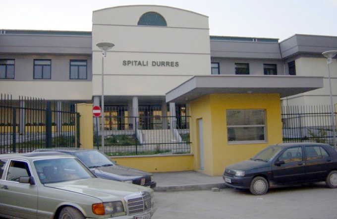 Durrës, shkonin në shkollë aksidentohen dhe përfundojnë në spital 3 gjimnaziste