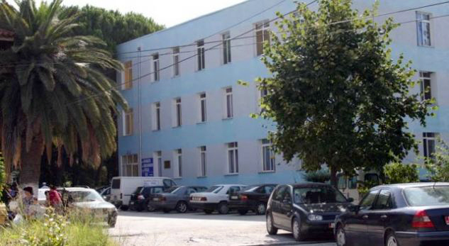 SKANDAL/ Lushnje, mjeku i jep mjekime për kapsllëk, shtatzënia lind foshnjën në tualet dhe e braktis