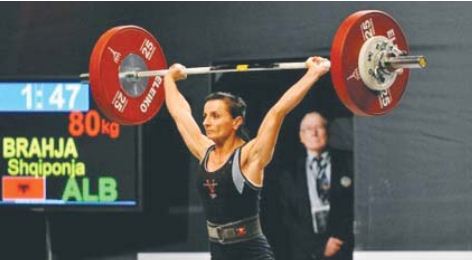 SKANDALI/ Peshëngritësja shqiptare: Presidenti më ka dhunuar në zyrën e tij