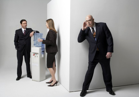 Qeveria zyrtarizon spiunimin e kolegëve në qendrat e punës