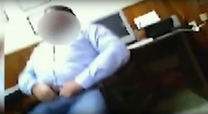 VIDEO/ Shefi i policisë i tregon organin gjenital gruas së një të burgosuri