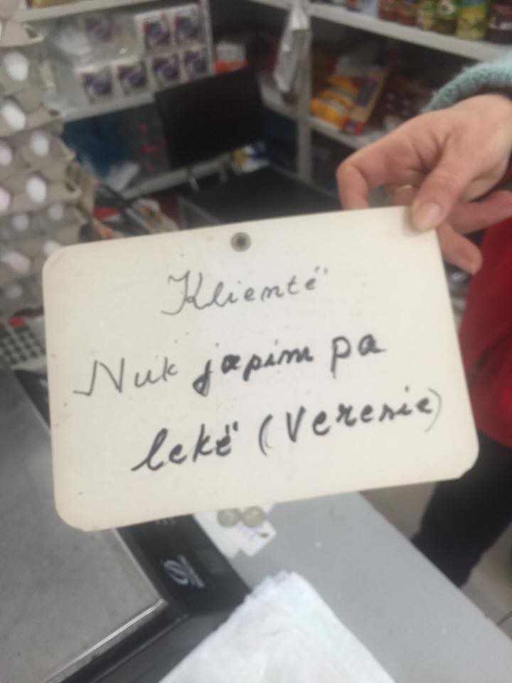 FOTO LAJM/ Tabela që po pushton dyqanet në vend të…, “mos paguani po nuk ju dhanë kuponin”