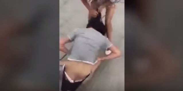 VIDEO/ I gris rrobat dhe e zhvesh në mes të rrugës dashnoren  e burrit