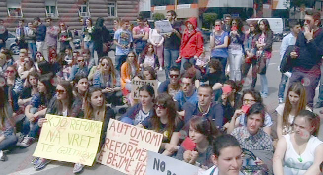 Studentët kundër reformës së arsimit, protestojnë përballë Kryeministrisë