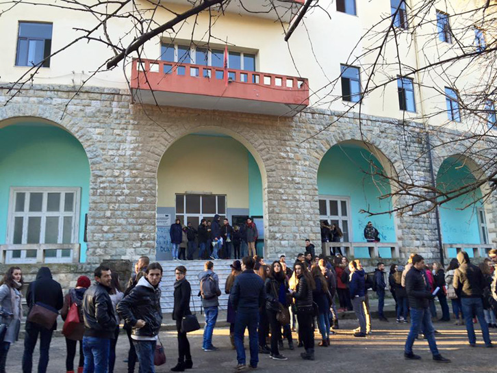 FOTO/ Studentët e Gjeologjikut protestojnë për tarifat dhe mungesën e investimeve