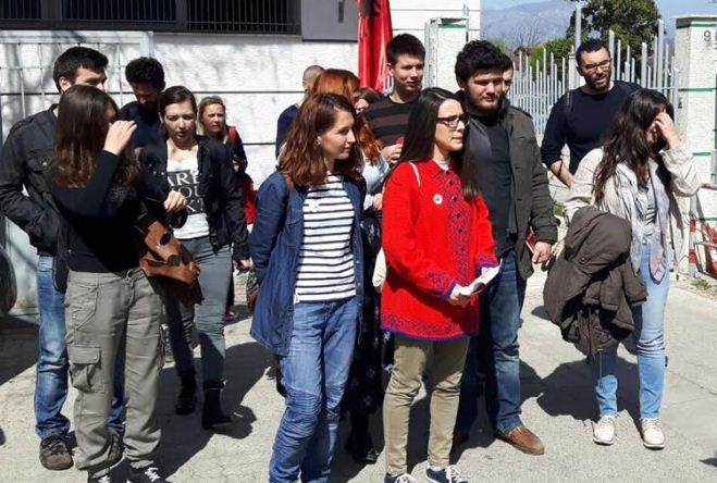 REPRESIONI/Kryeministri con në burg studentët e parë