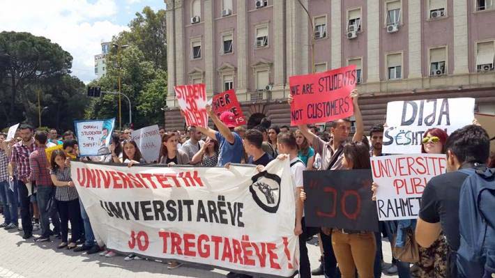 “Reforma nuk kalon”, studentë dhe pedagogë protestë para Kuvendit