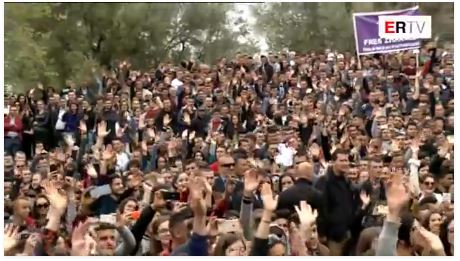 FOTO/Kryeministri befasohet me nxënësit e Fierit, i kërkojnë qeveri besimi