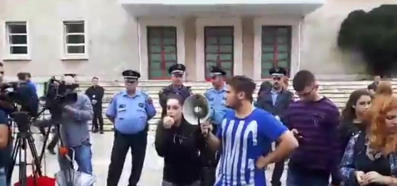 VIDEO/ E irrituar pasi nuk fitoi juridikun, maturantja ironizon Ramën: Kemi kryeministër me diplomë pikture