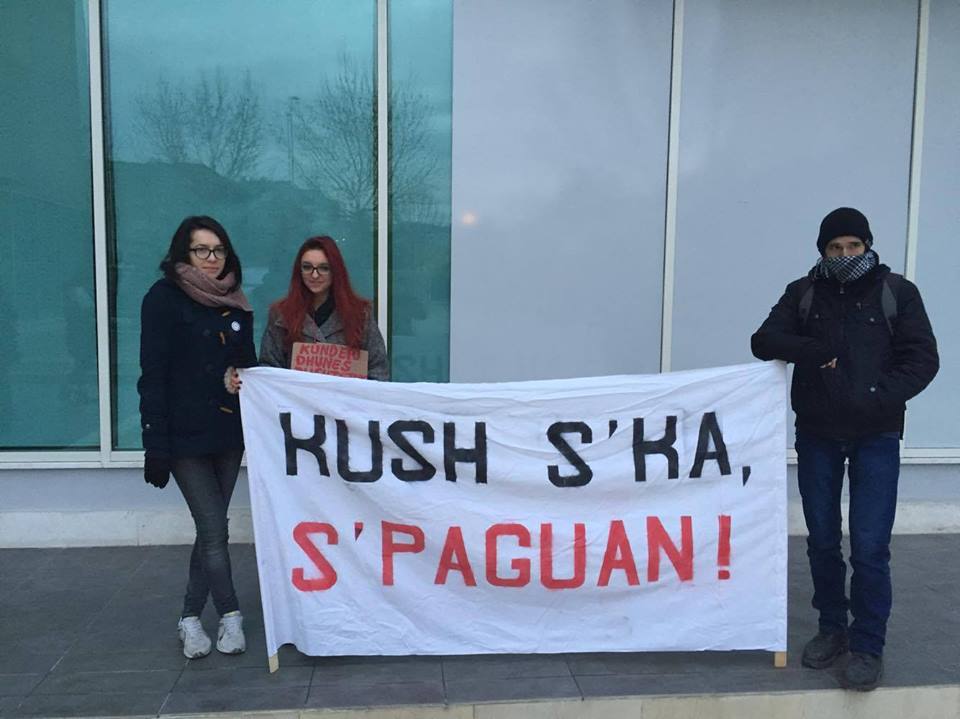 VIDEO/Kenga e studentëve kundër qeverisë: Nuk paguajmë korrupsionin