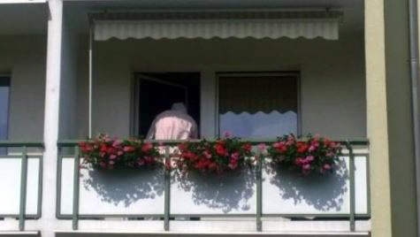 “Burra zakoni” edhe në Zvicër, nusja nuk respektoi vjehrrin, babë e bir tentojnë ta hedhin nga ballkoni