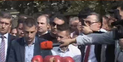 Fermerët e Devollit dhe Korçës në protestë, ju japin mollë deputetëve