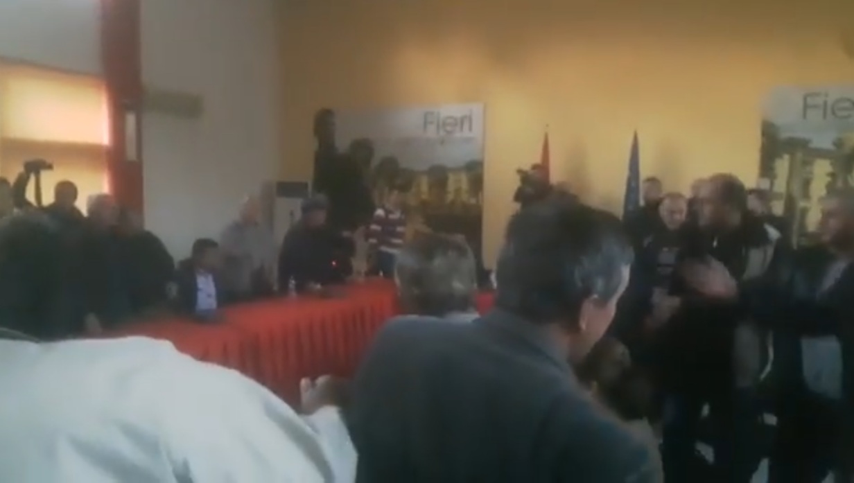 VIDEOLAJM/ Qytetarët mësyjnë zyrën e Armando Subashit: Dil jashtë!