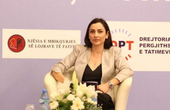 Drejtoresha e “Kazinove” jep dorëheqjen