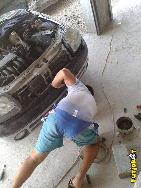 FOTO HUMOR/ Supermeni fillon punë në një servis